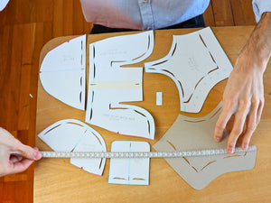 Calculating leather consumption using handmade shoe patterns – professional technique taught in the VALEVRO shoemaking course.