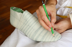 Loafer patternmaking – drawing the design lines on the shoe last during the VALEVRO shoemaking course.