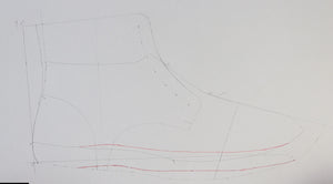 Drawing the ankle boot pattern manually on paper during the VALEVRO online shoemaking and patternmaking course.