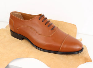 Handcrafted brown leather Oxford shoe with cap toe – made step by step in the VALEVRO online shoemaking course.