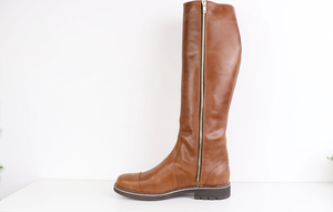 Handcrafted brown leather knee-high boot with side zipper, made in the VALEVRO online shoemaking course.