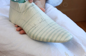 Derby patternmaking – drawing the design lines on the shoe last during the VALEVRO shoemaking course.