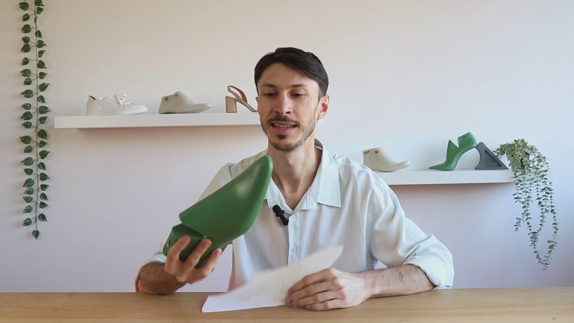 Video presentation of the Valevro Online Shoemaking Course, showing patternmaking for formal shoes and sneakers, three crafting operations on sneakers, a demonstration of shoe lasts and forms, and a showcase of nine shoe styles: Oxford, Derby, Sneakers, Ballerinas, Loafers, High Heels, Sandals, Ankle Boots, and Calf Boots.